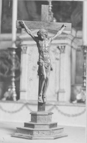 croix, socle (crucifix) : Christ en croix, vue générale