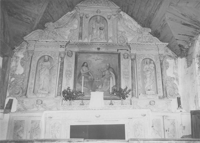 autel, gradins d'autel, retable, tableau : sainte Trinité (la), 3 statues : Vierge à l'enfant, saint Joseph, Dieu le père, vue générale - © Ministère de la Culture (France), Médiathèque du patrimoine et de la photographie (objets mobiliers), tous droits réservés