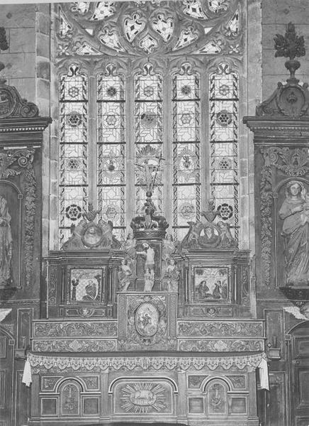 tabernacle, retable, 2 statues du maître-autel : saint Pierre, Vierge à l'enfant, vue partielle