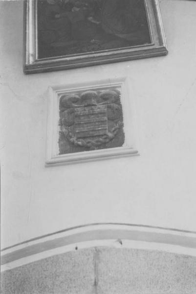 écusson armorié surmontant une statue (gisant),