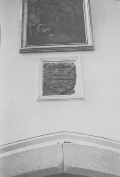 écusson armorié surmontant une statue (gisant)