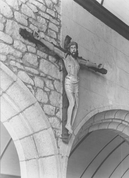 statue : Christ en croix, vue générale