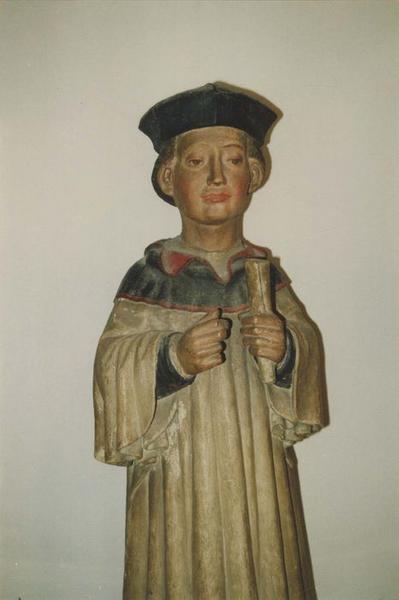 statue : saint Yves, vue partielle