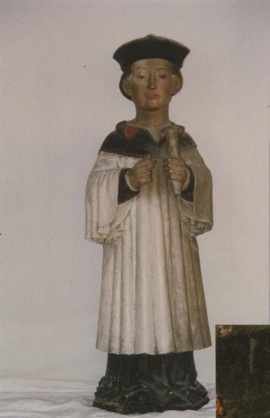 statue : saint Yves, vue générale