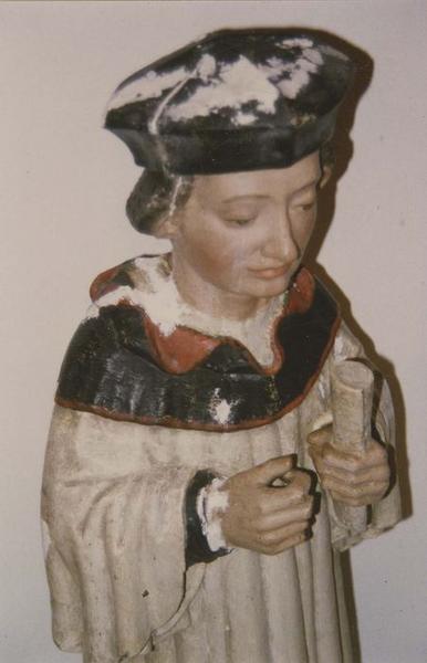 statue : saint Yves, vue partielle