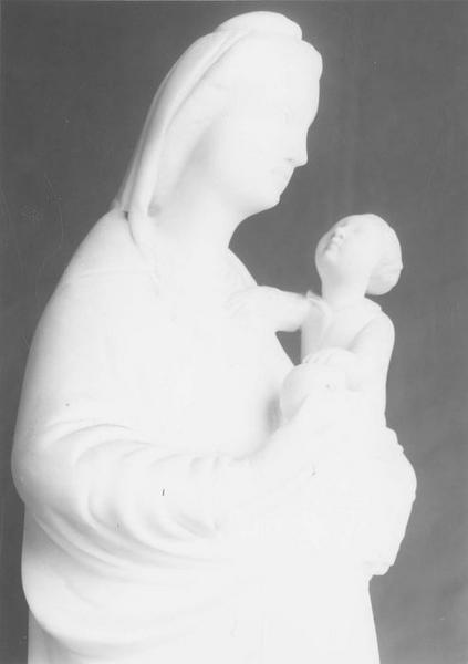 statue : Vierge à l'enfant, vue partielle