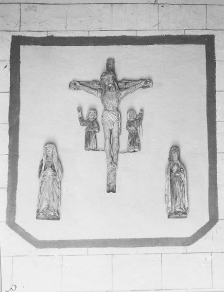 groupe sculpté : Christ en croix entre la Vierge et saint Jean, vue générale