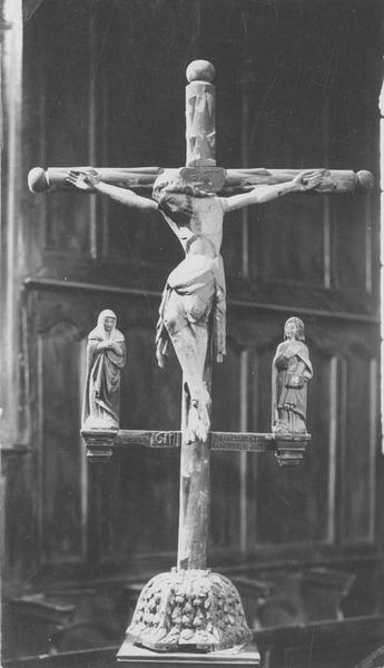 groupe sculpté : Christ en croix entre la Vierge et saint Jean, vue générale - © Ministère de la Culture (France), Médiathèque du patrimoine et de la photographie (objets mobiliers), tous droits réservés