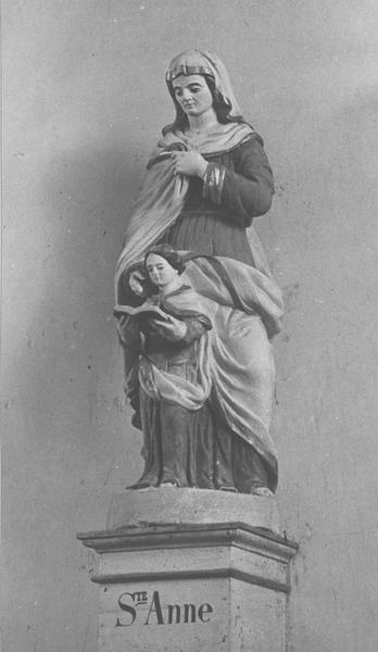 groupe sculpté : sainte Anne enseignant, vue générale