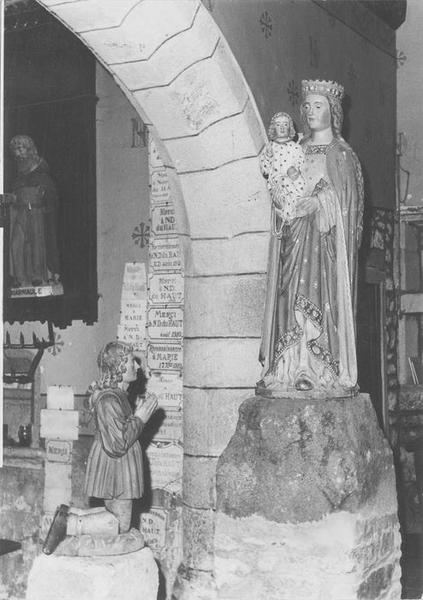 2 statues : Vierge à l'enfant et personnage agenouillé, vue générale