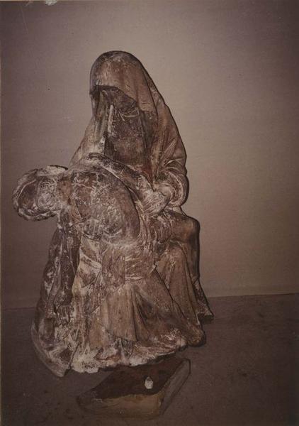 statue : Vierge de pitié, vue générale