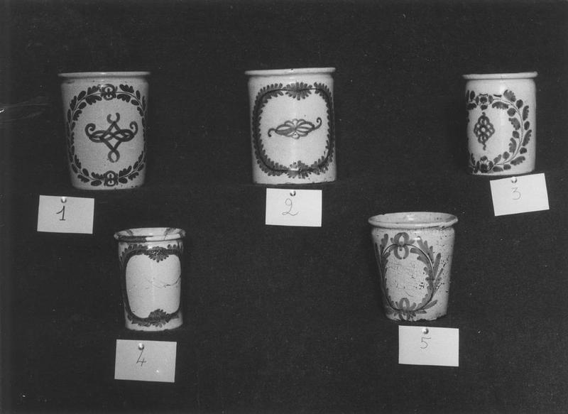 pots à pharmacie, vue générale - © Ministère de la Culture (France), Médiathèque du patrimoine et de la photographie (objets mobiliers), tous droits réservés