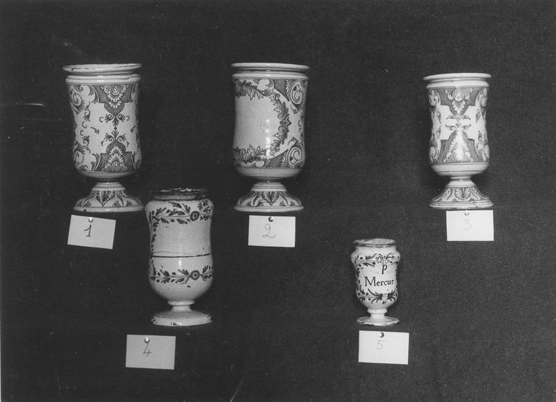 pots à pharmacie (pots-canon), vue générale - © Ministère de la Culture (France), Médiathèque du patrimoine et de la photographie (objets mobiliers), tous droits réservés