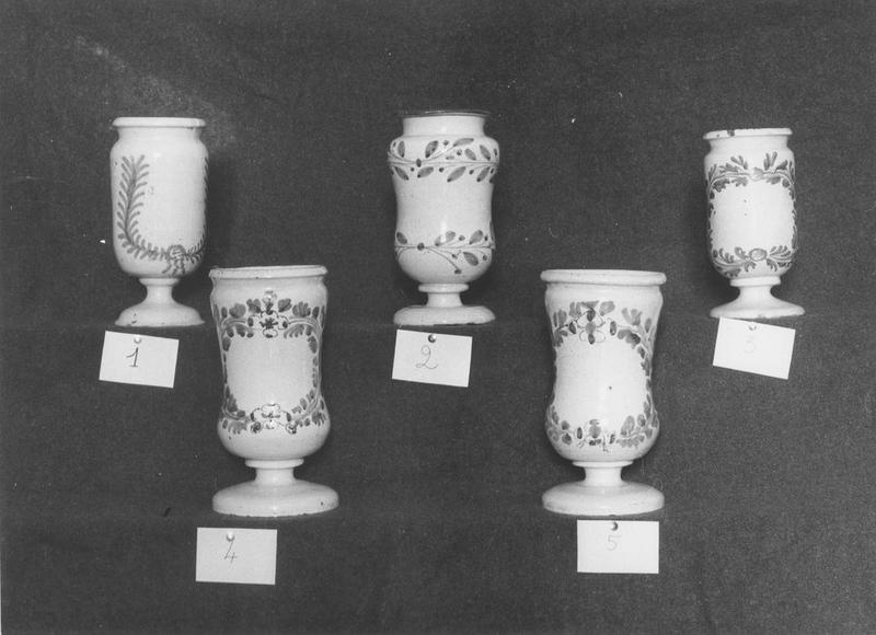 pots à pharmacie (pots-canon), vue générale - © Ministère de la Culture (France), Médiathèque du patrimoine et de la photographie (objets mobiliers), tous droits réservés