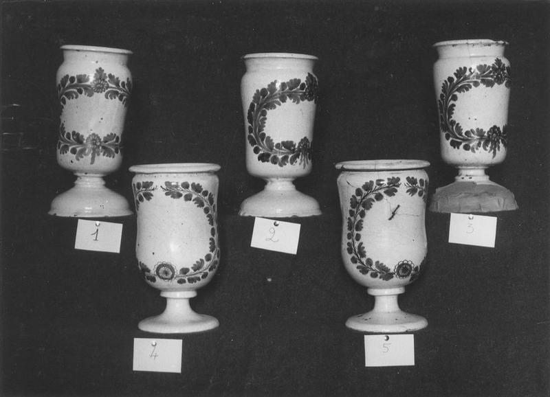 pots à pharmacie (pots-canon), vue générale - © Ministère de la Culture (France), Médiathèque du patrimoine et de la photographie (objets mobiliers), tous droits réservés