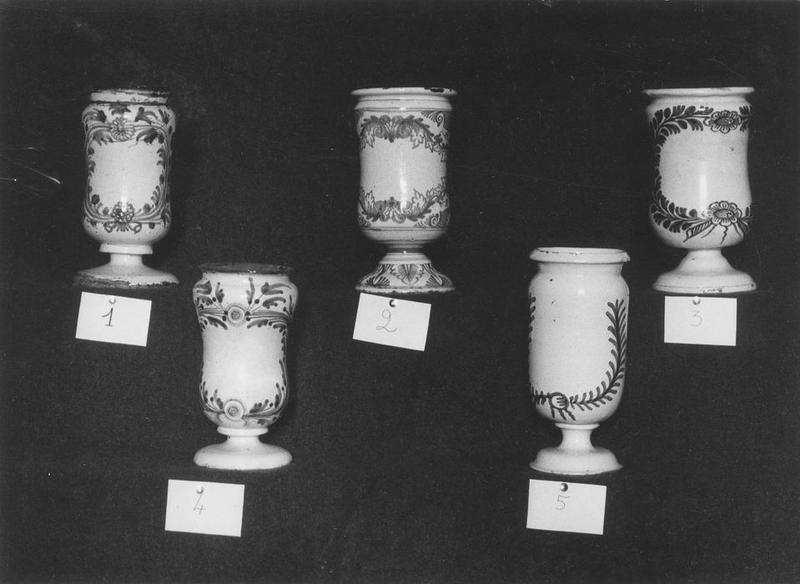 pots à pharmacie (pots-canon), vue générale - © Ministère de la Culture (France), Médiathèque du patrimoine et de la photographie (objets mobiliers), tous droits réservés