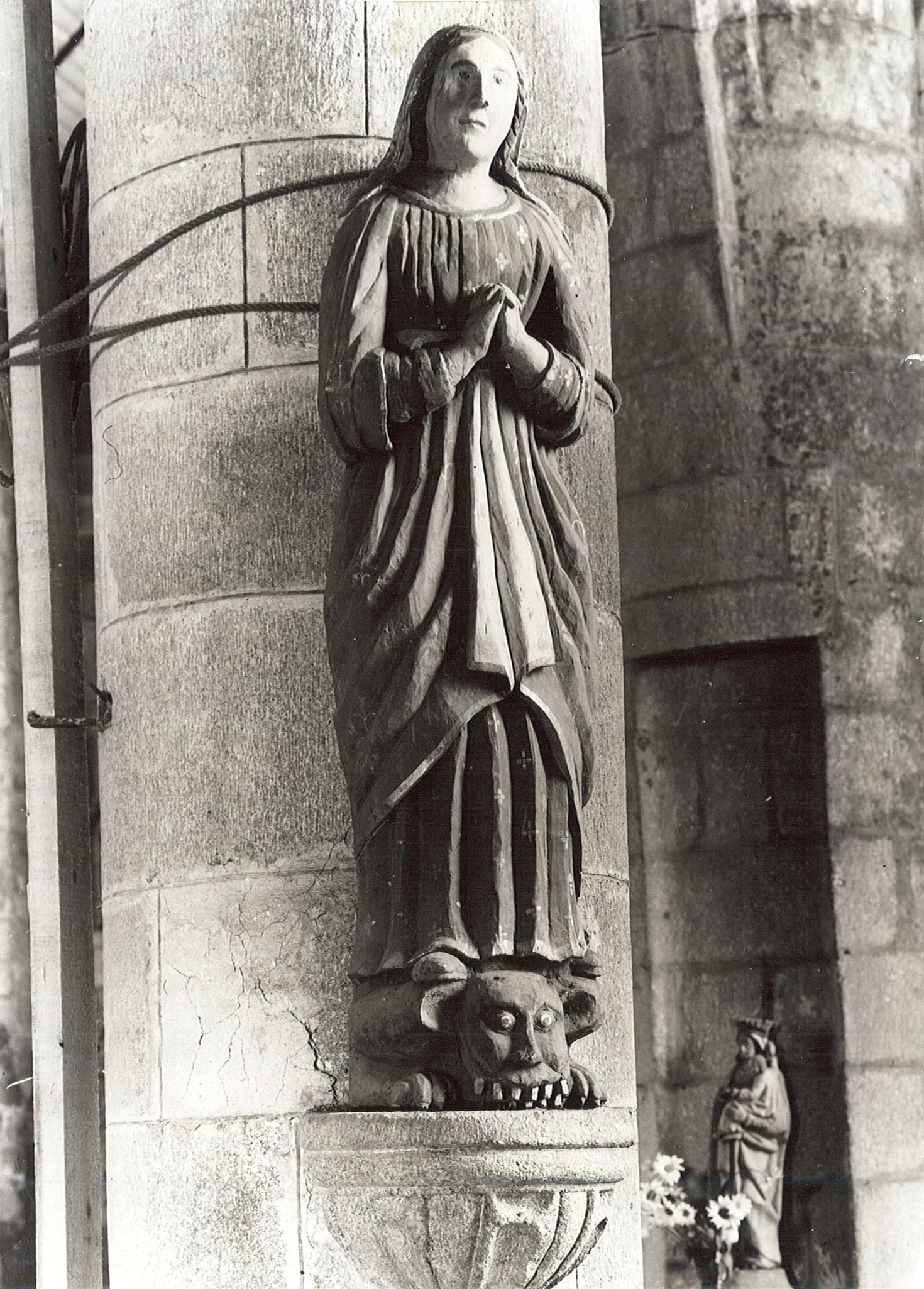 statue : Sainte Marguerite, vue générale