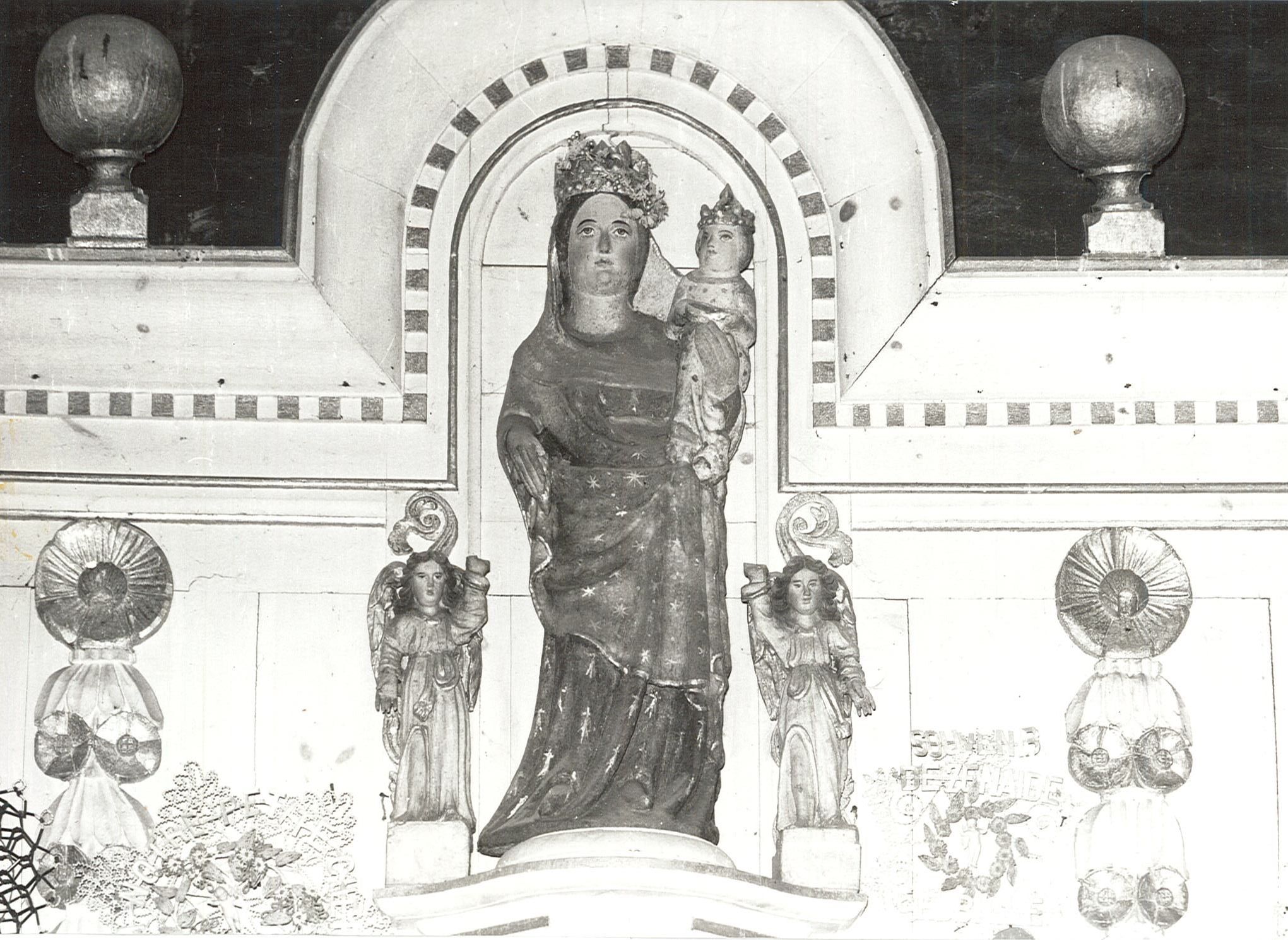 trois statues : Vierge à l'Enfant et Anges, vue générale