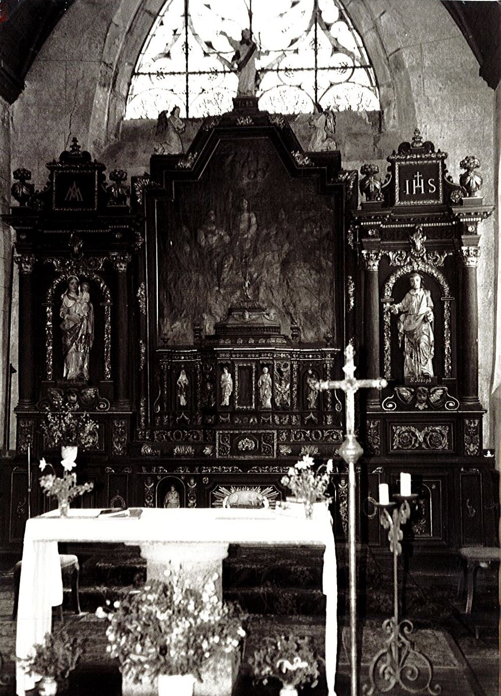 autel (maître-autel), retable, ses trois statues : Christ bénissant, Notre-Dame de Bringolo et saint Joseph, et son tableau : Jésus avec la Sainte Parenté, vue générale