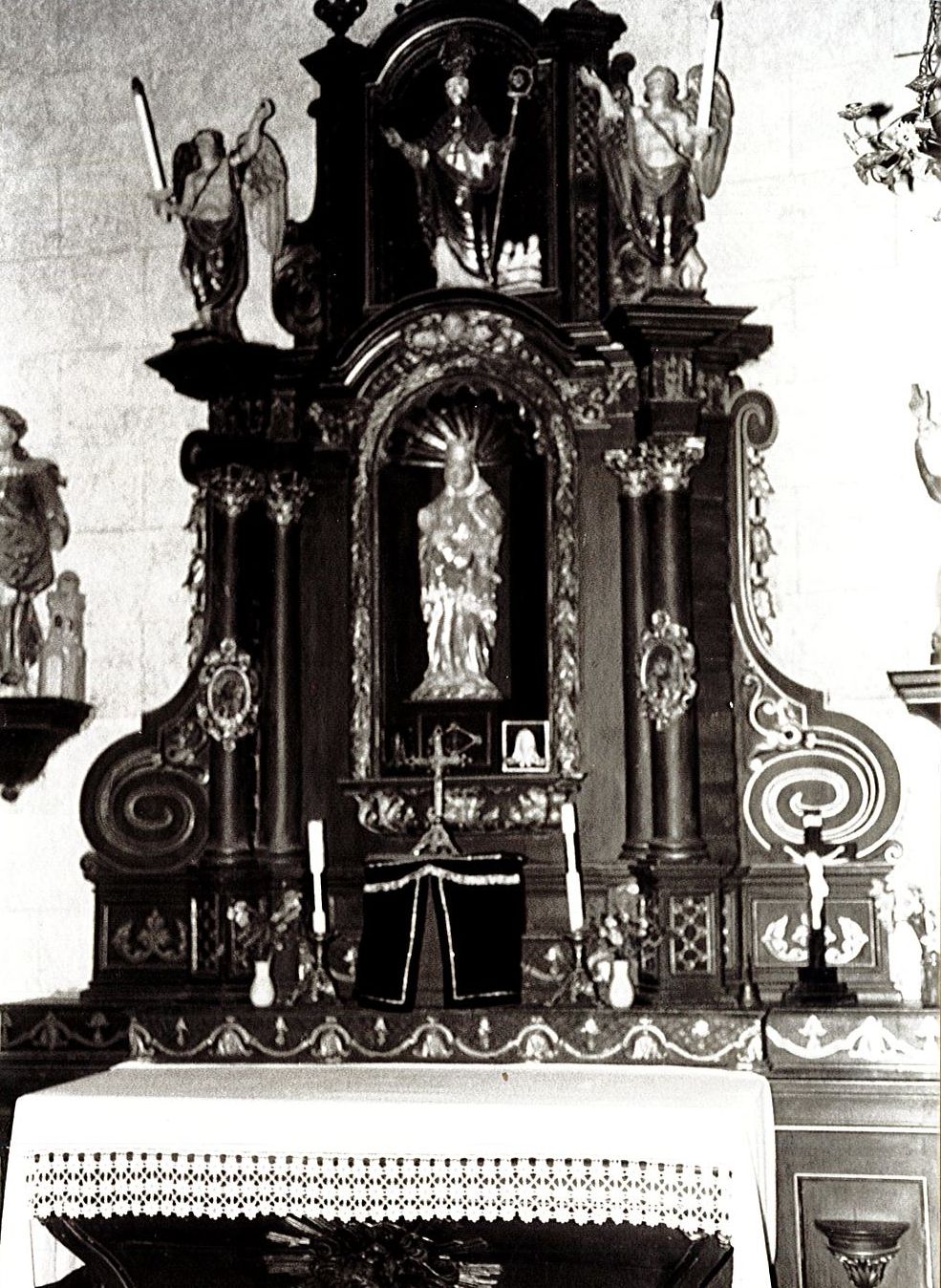 retable latéral nord, deux statues : Vierge à l'Enfant allaitant et Saint Nicolas, et deux statues (statuettes) : Anges céroféraires, vue générale