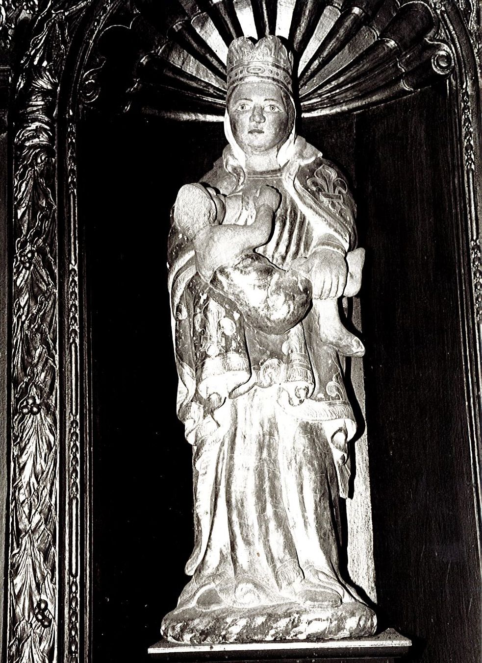 statue : Vierge à l'Enfant allaitant, vue générale