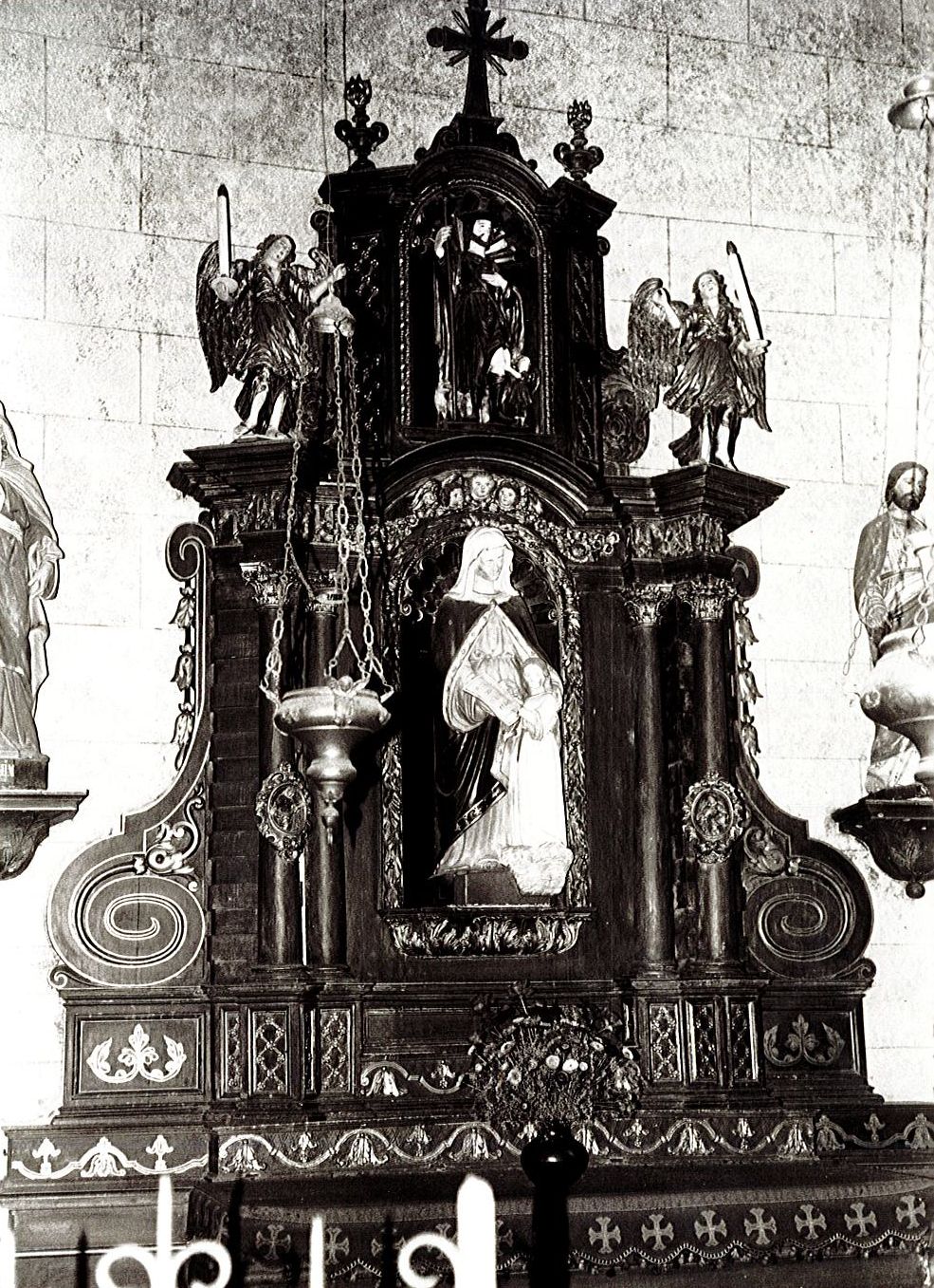 retable latéral sud, groupe sculpté : Education de la Vierge, statue : Saint Roch, et deux statues (statuettes) : Anges céroféraires, vue générale