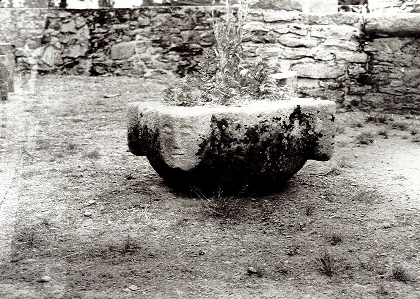ancienne cuve baptismale, vue générale