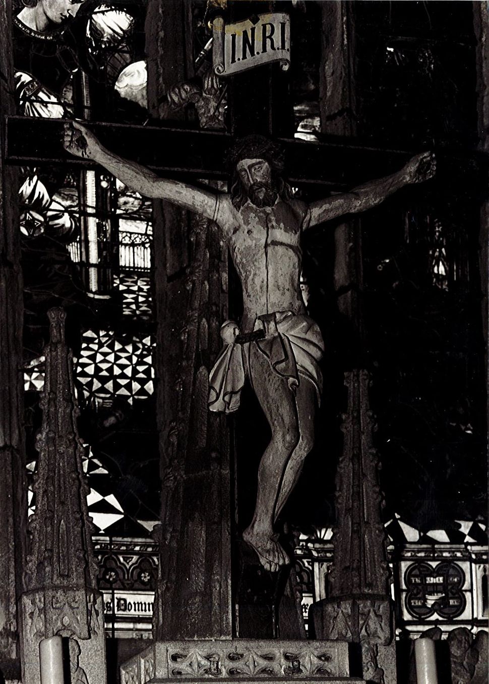 statue : Christ en croix, vue générale