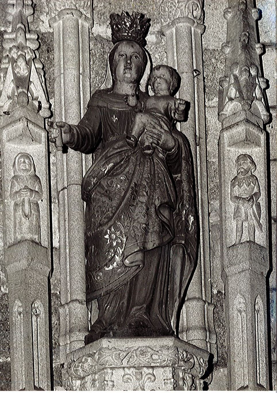 statue : Vierge à l'Enfant, vue générale