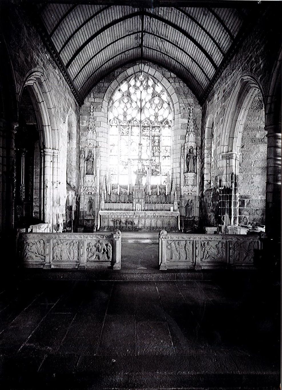 ensemble du choeur : autel (maître-autel), tabernacle, retable, clôture de choeur et crédence, vue générale