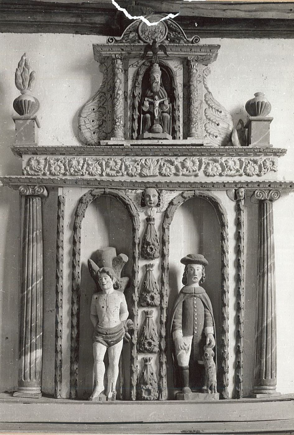 autel latéral sud, son retable et trois statues : Saint Sébastien, Saint Roch et Trinité, vue générale