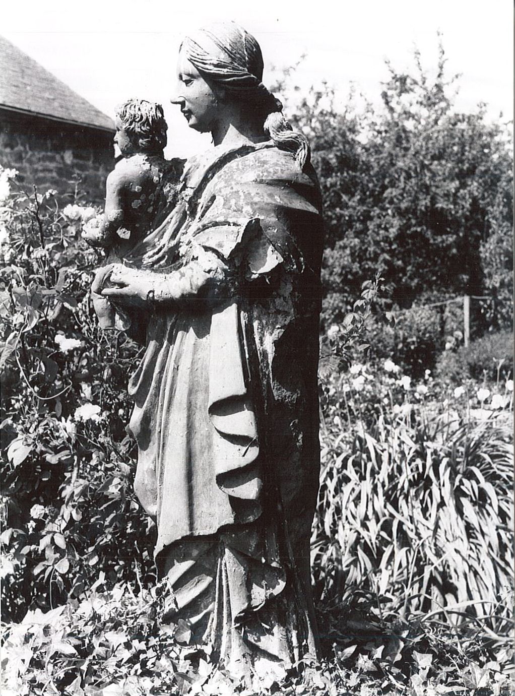 statue : Vierge à l'Enfant dite Notre-Dame des Landes, profil gauche, vue générale - © Ministère de la Culture (France), Médiathèque du patrimoine et de la photographie, diffusion RMN-GP