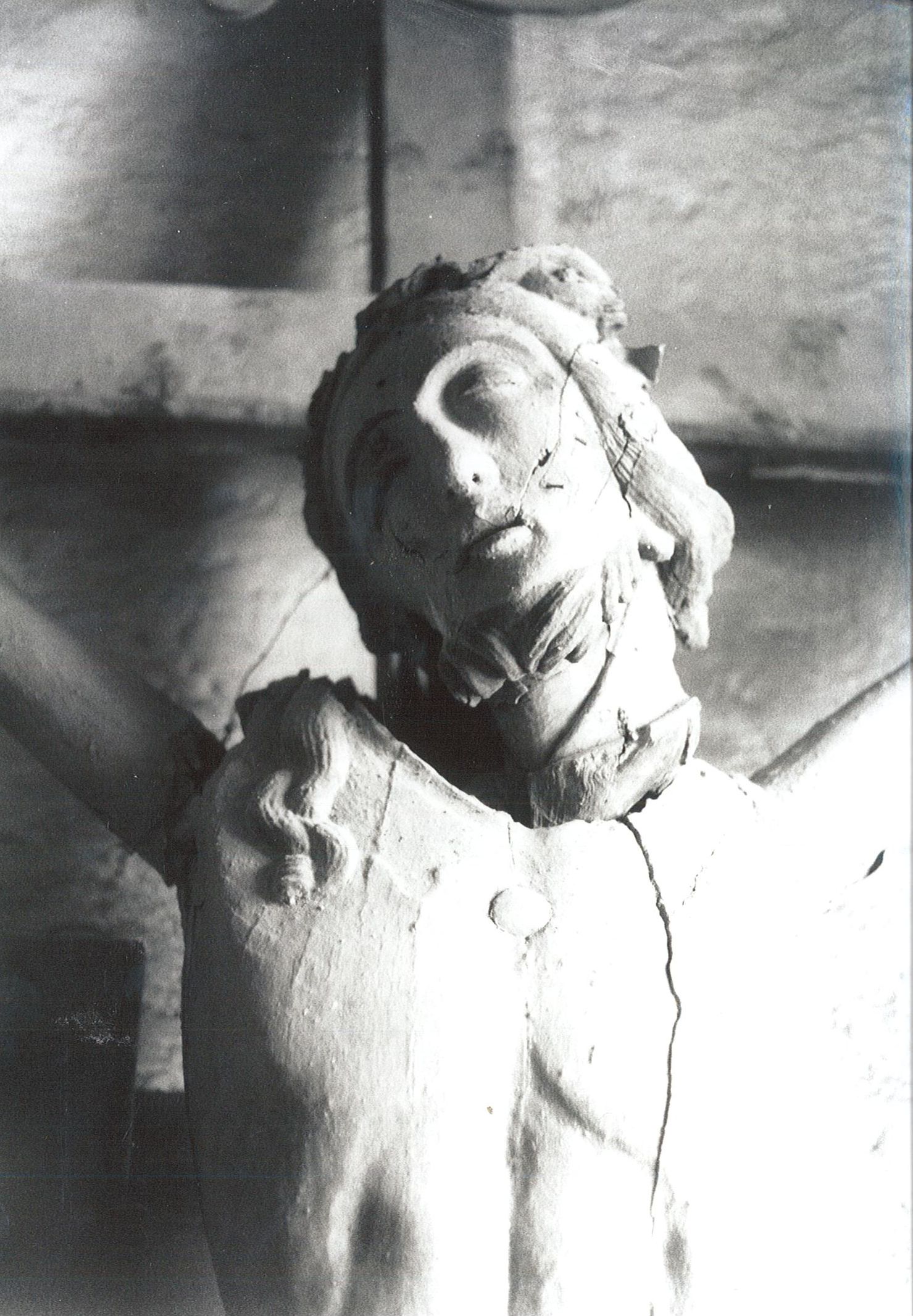 statue : Christ en croix, vue partielle