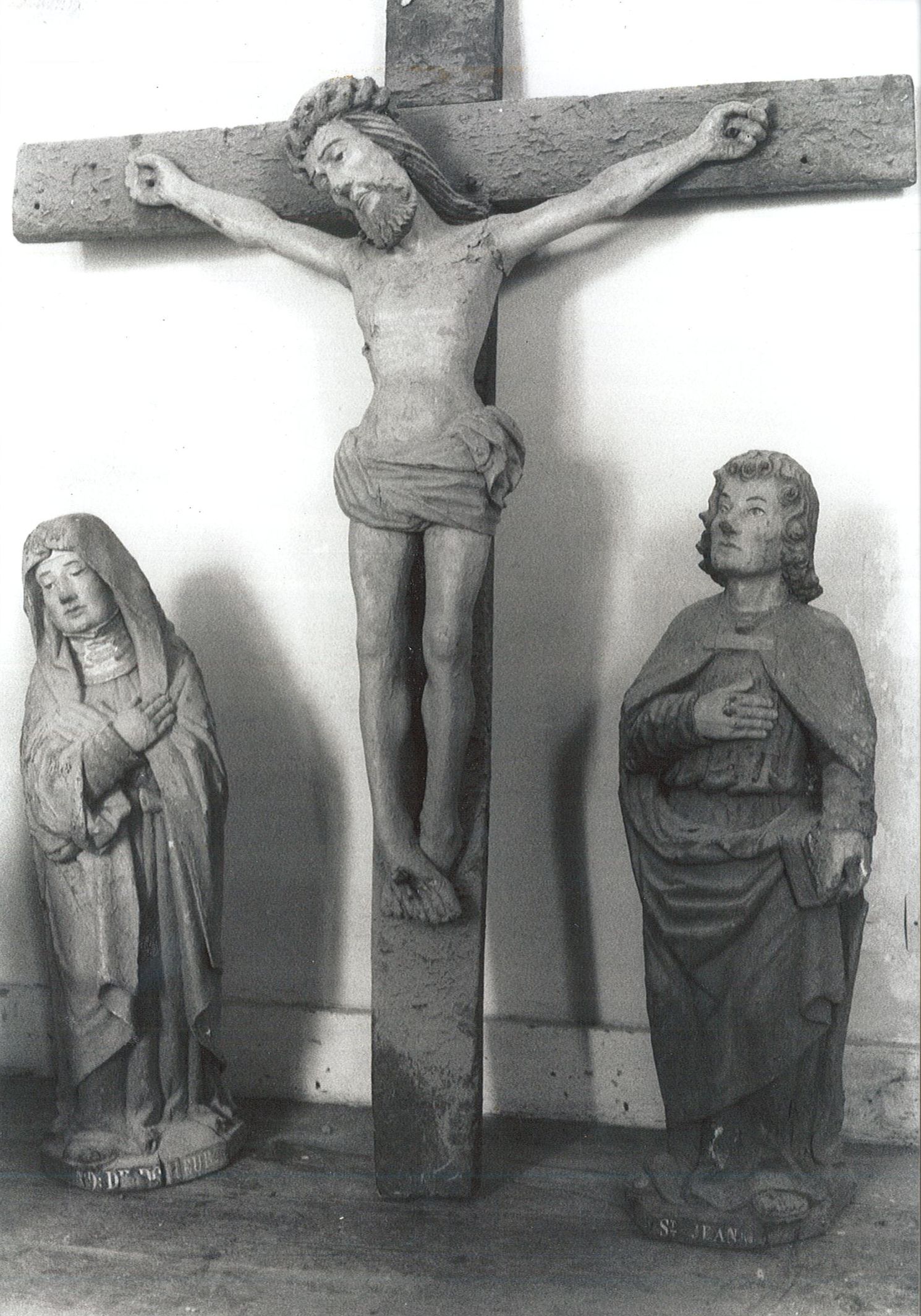 Trois statues de la poutre de gloire : Christ en croix, Vierge dite Notre-Dame de Douleur et Saint Jean