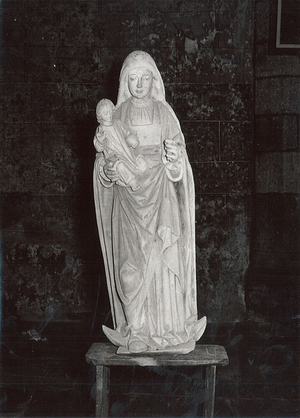 statue : Vierge à l'Enfant dite à la lune, vue générale - © Ministère de la Culture (France), Médiathèque du patrimoine et de la photographie, diffusion RMN-GP