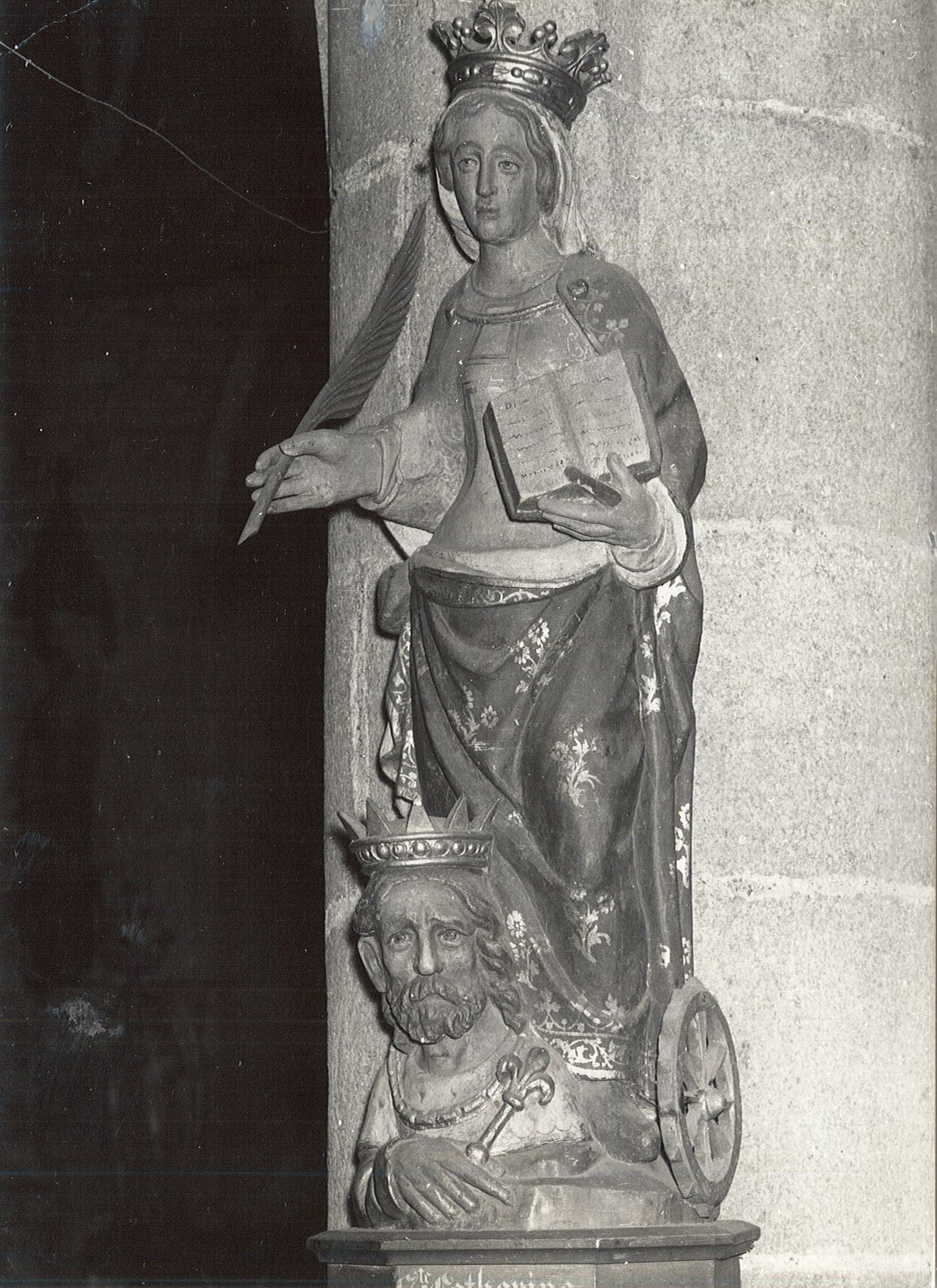 statue : Sainte Catherine, vue générale