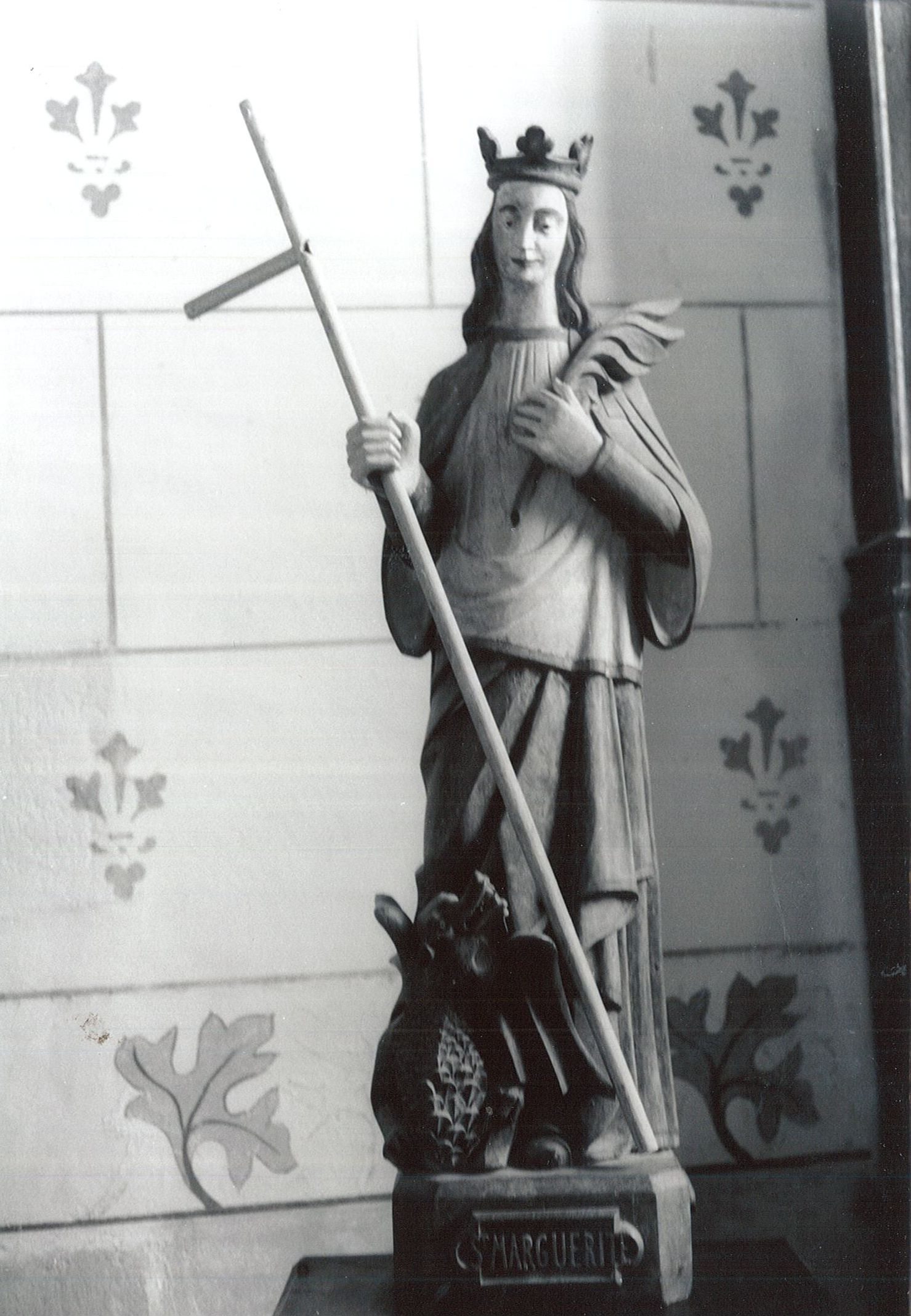 statue : Sainte Marguerite, vue générale