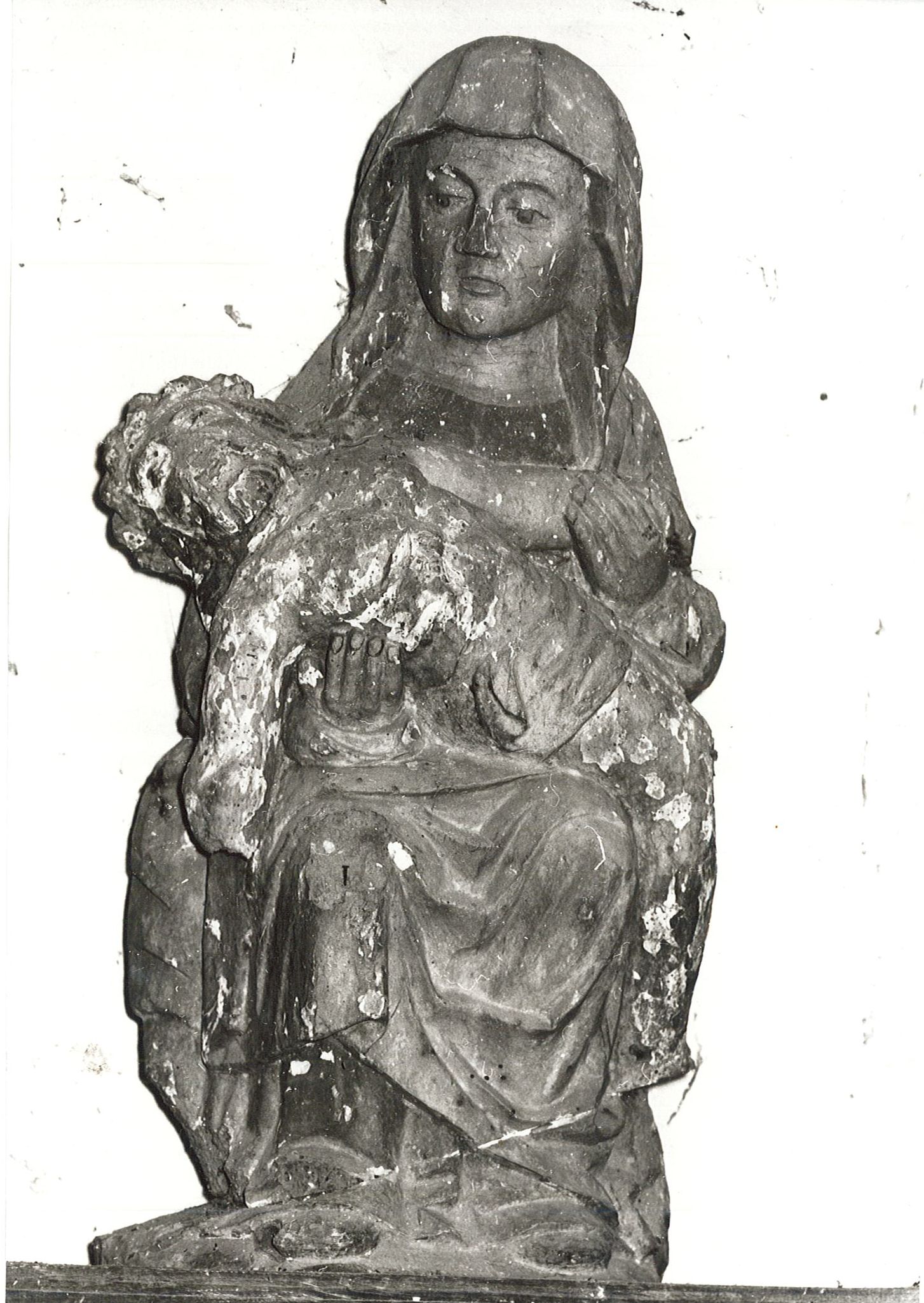 groupe sculpté : Vierge de Pitié, vue générale - © Ministère de la Culture (France), Archives départementales des Côtes-d’Armor, Conservation des antiquités et des objets d’art – Tous droits réservés