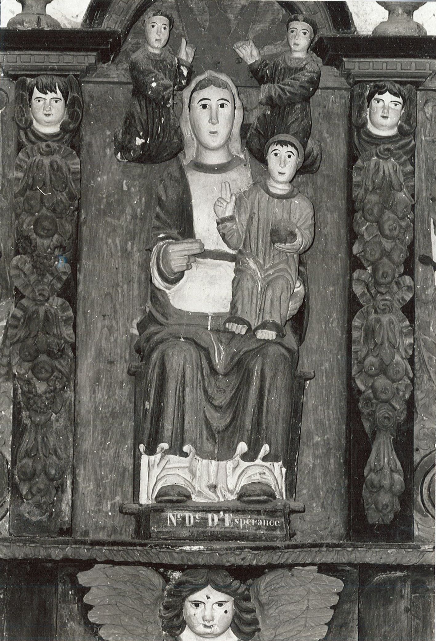statue : Vierge à l'Enfant dite Notre-Dame d'Espérance, vue générale - © Ministère de la Culture (France), Archives départementales des Côtes-d’Armor, Conservation des antiquités et des objets d’art – Tous droits réservés