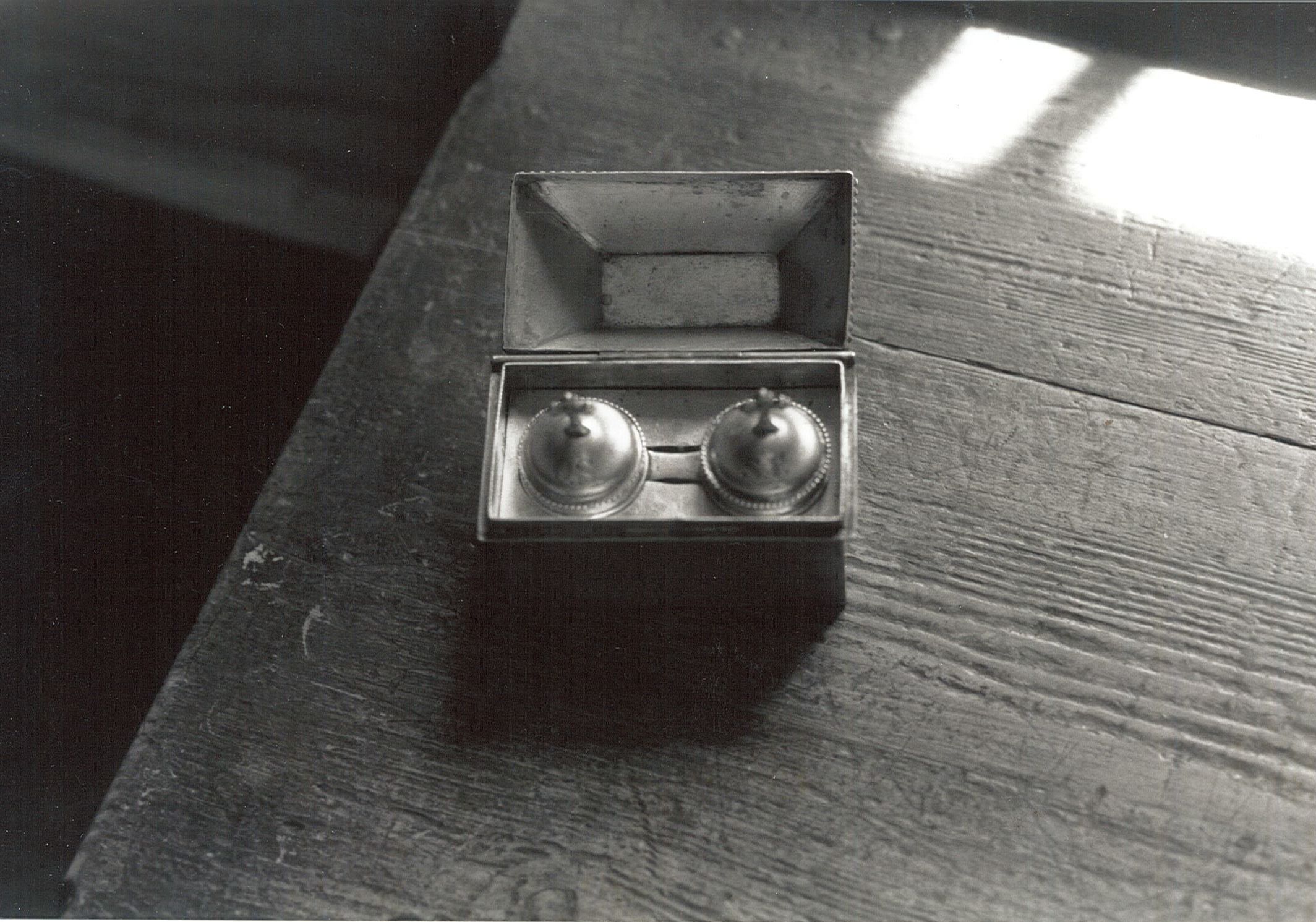 deux ampoules aux saintes huiles et leur coffret, vue générale - © Ministère de la Culture (France), Médiathèque du patrimoine et de la photographie, diffusion RMN-GP