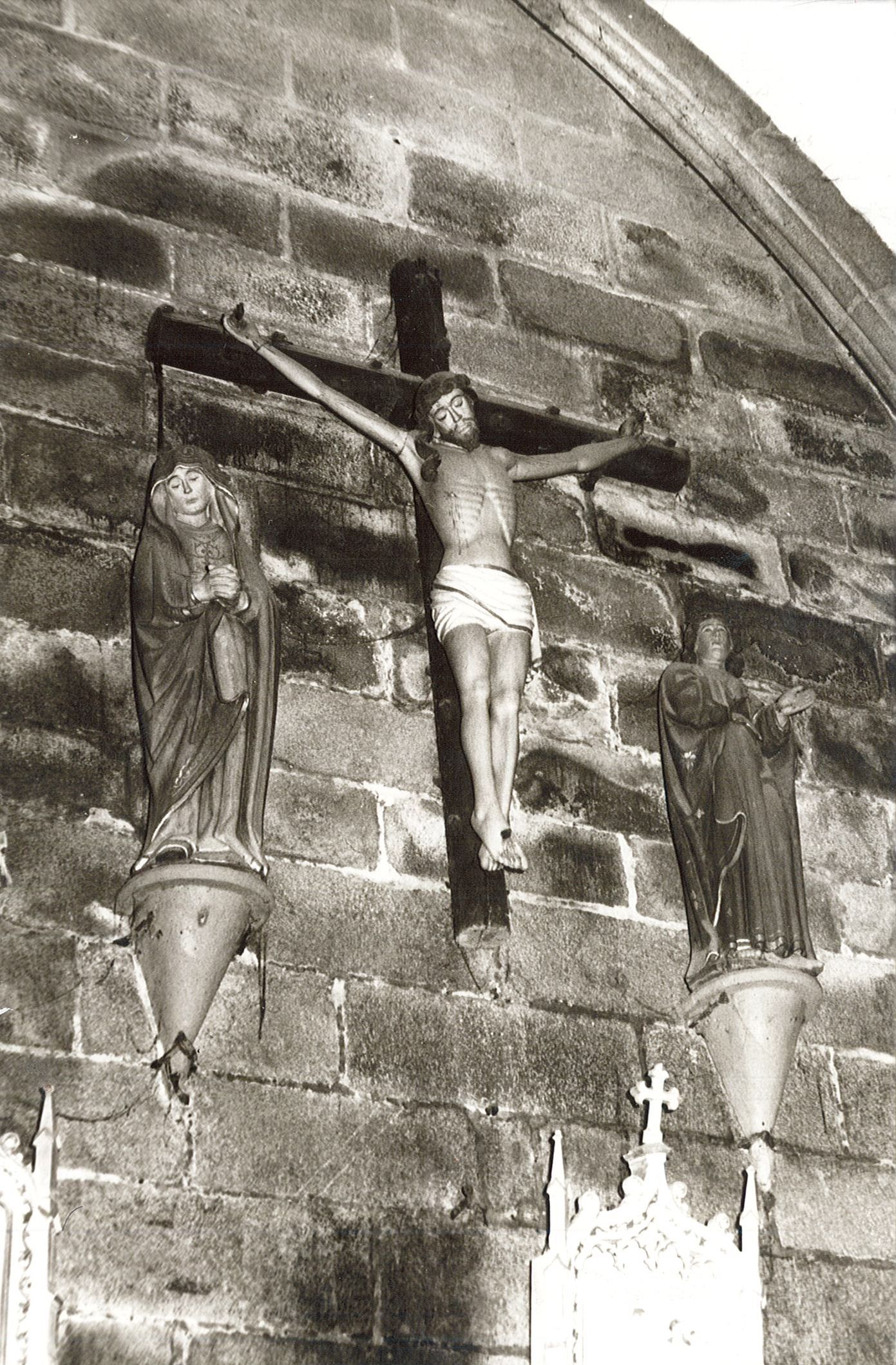 Statues : le Christ, la Vierge, Saint Jean, vue générale - © Ministère de la Culture (France), Médiathèque du patrimoine et de la photographie, diffusion RMN-GP