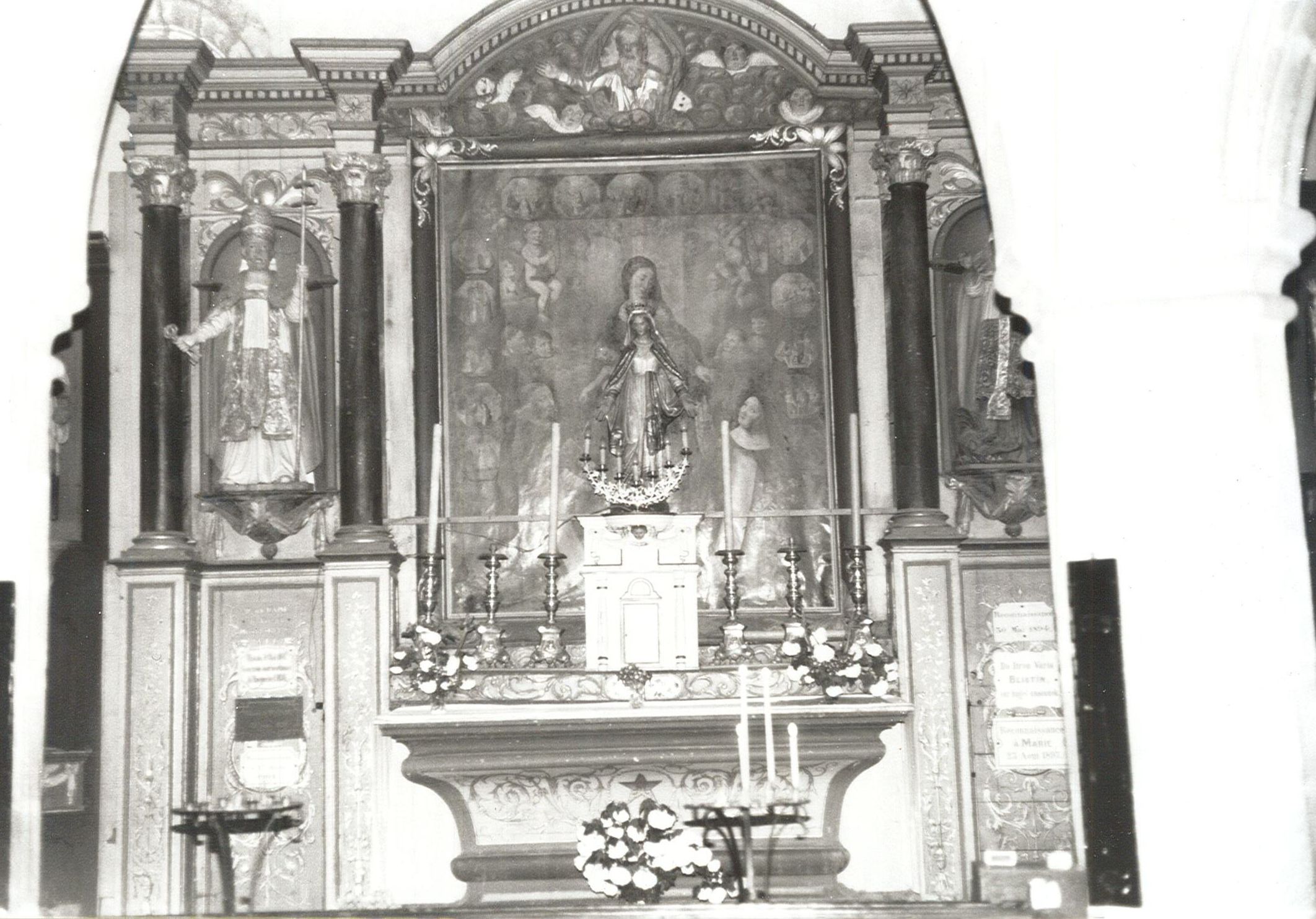 retable latéral nord, quatre statues : Saint Yves, Saint Pierre, Saint Tugdual, Saint Cadou, et tableau : Donation du Rosaire, vue partielle