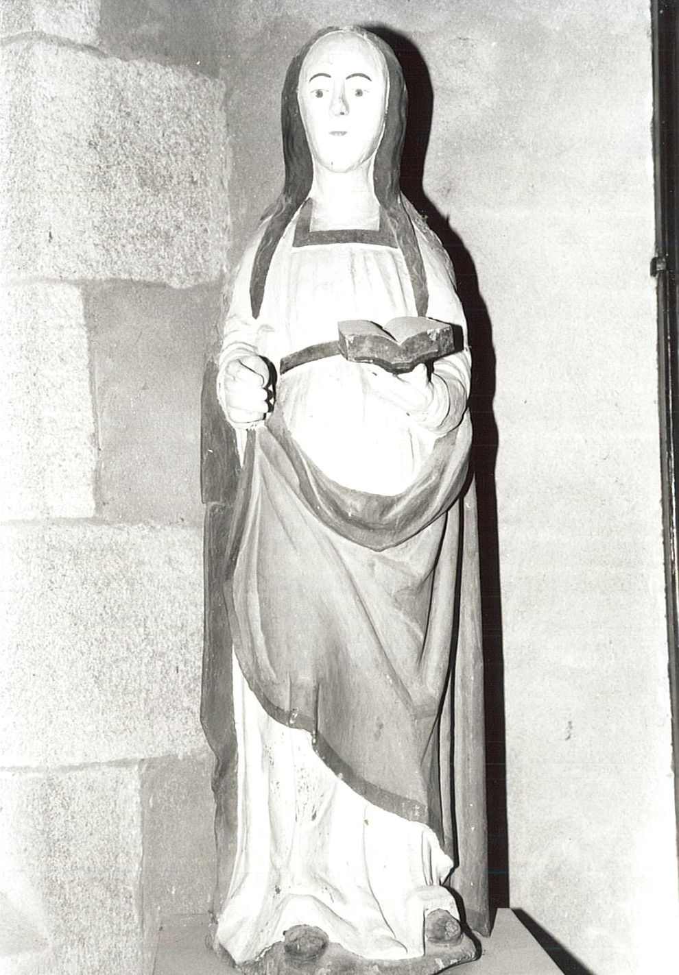 statue : Sainte au livre dite Enora, vue générale