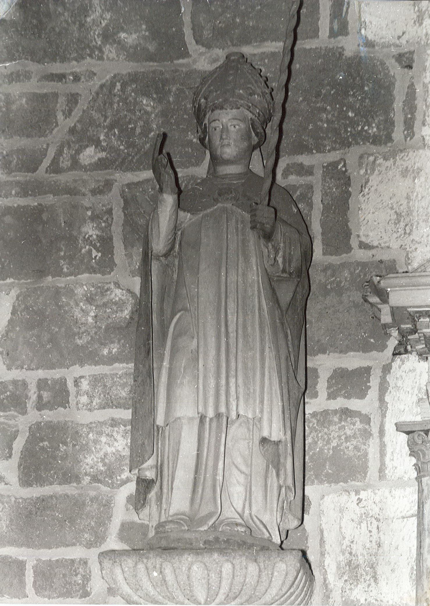 statue : Saint évêque, vue générale