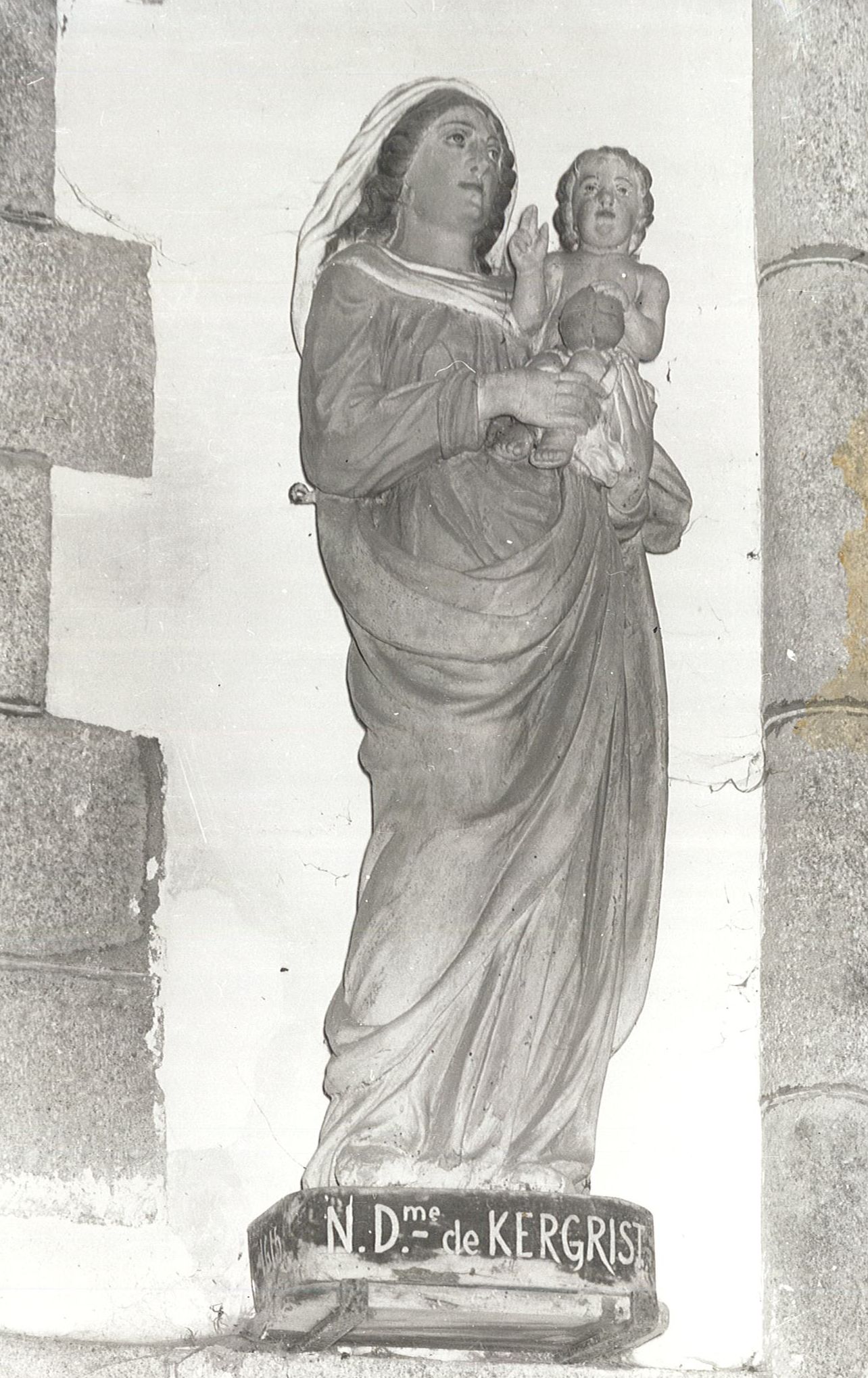 statue : Vierge à l'Enfant dite Notre-Dame de Kergrist, vue générale - © Ministère de la Culture (France), Archives départementales des Côtes-d’Armor, Conservation des antiquités et des objets d’art – Tous droits réservés