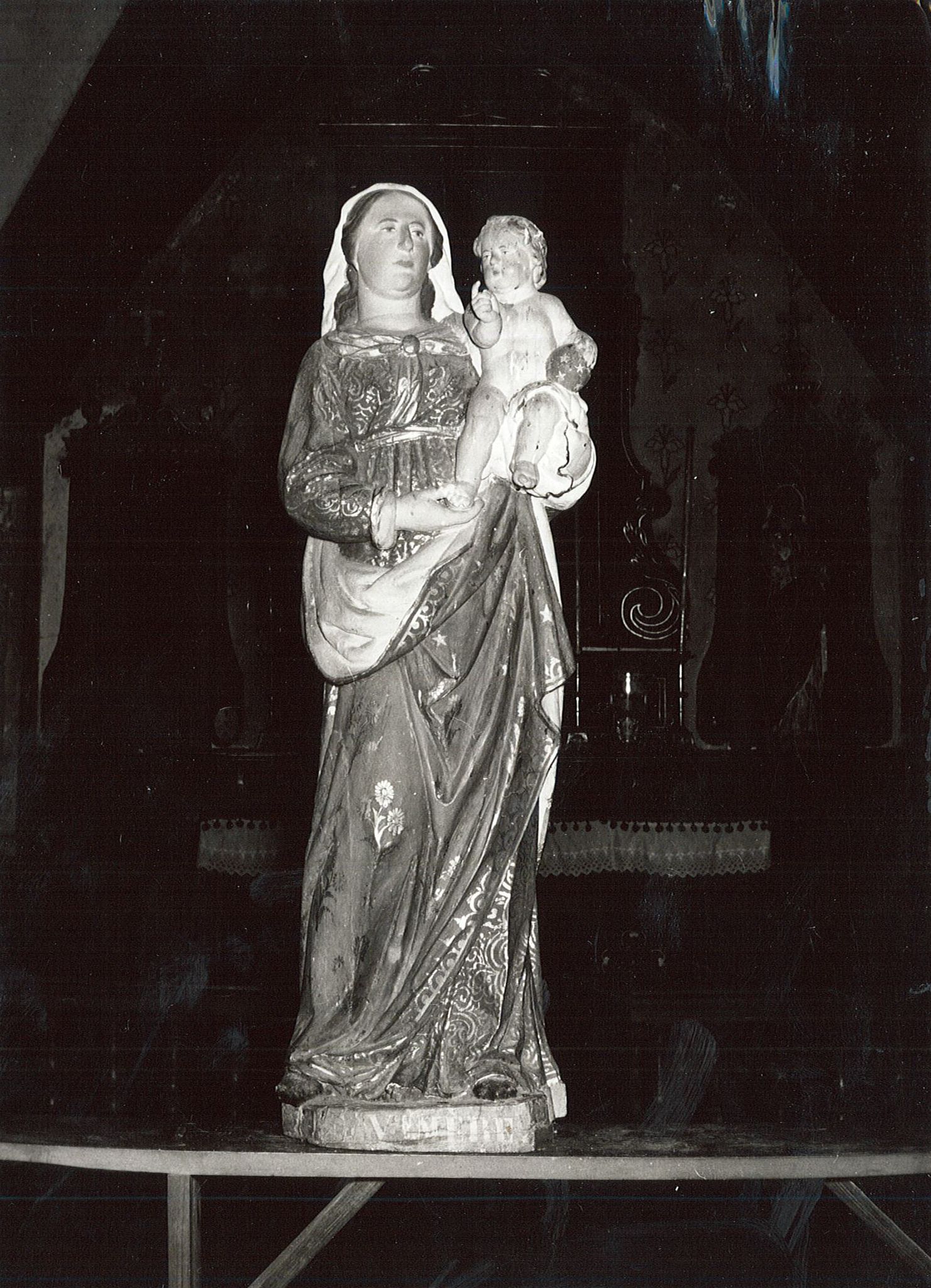 statue : Vierge à l'Enfant, vue générale - © Ministère de la Culture (France), Archives départementales des Côtes-d’Armor, Conservation des antiquités et des objets d’art – Tous droits réservés