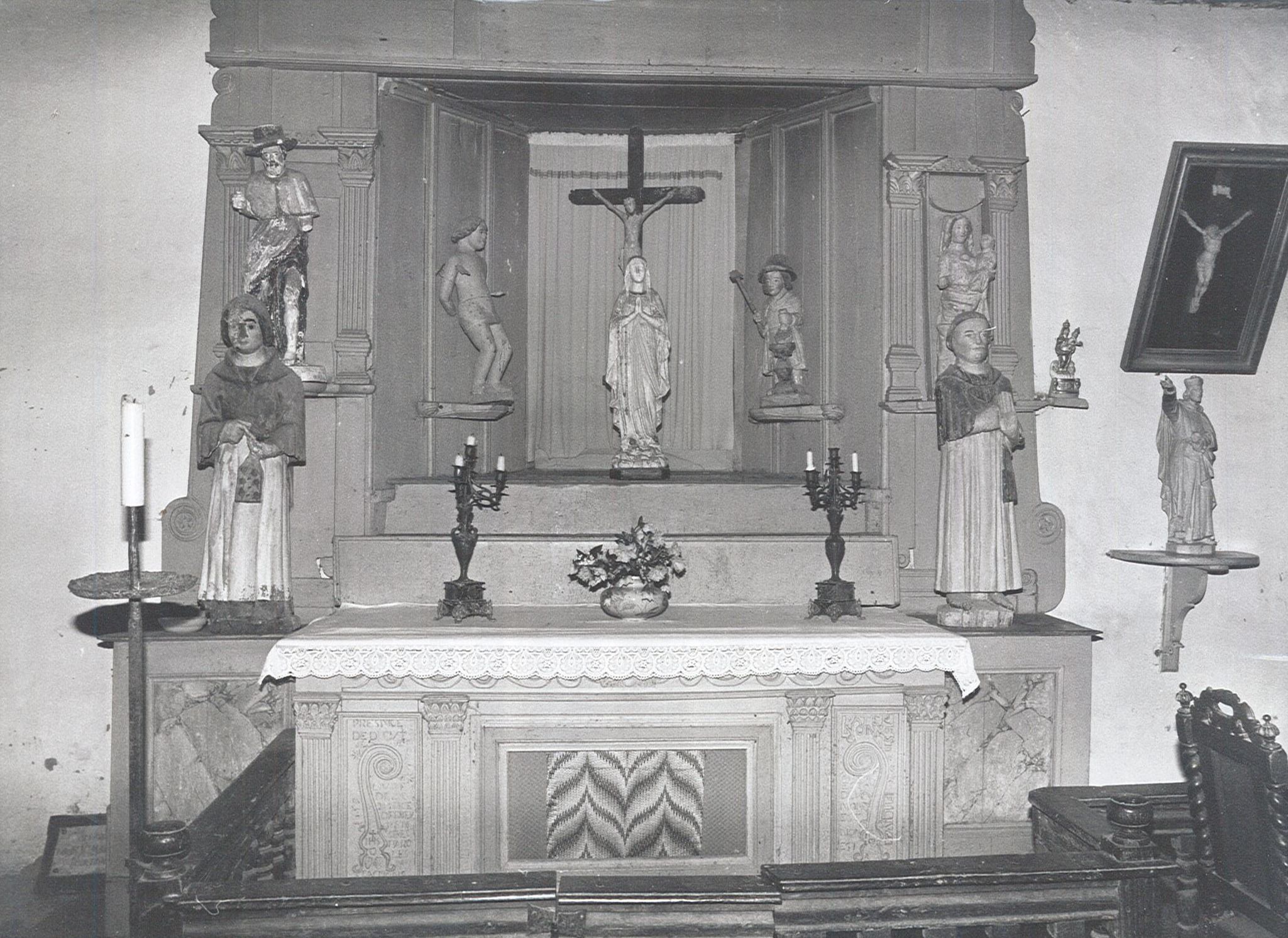 statues : Saint Roch, saint Sébastien, Vierges à l’enfant, Christ en croix (crucifix) saints non identifiés, vue générale - © Ministère de la Culture (France), Médiathèque du patrimoine et de la photographie, diffusion RMN-GP