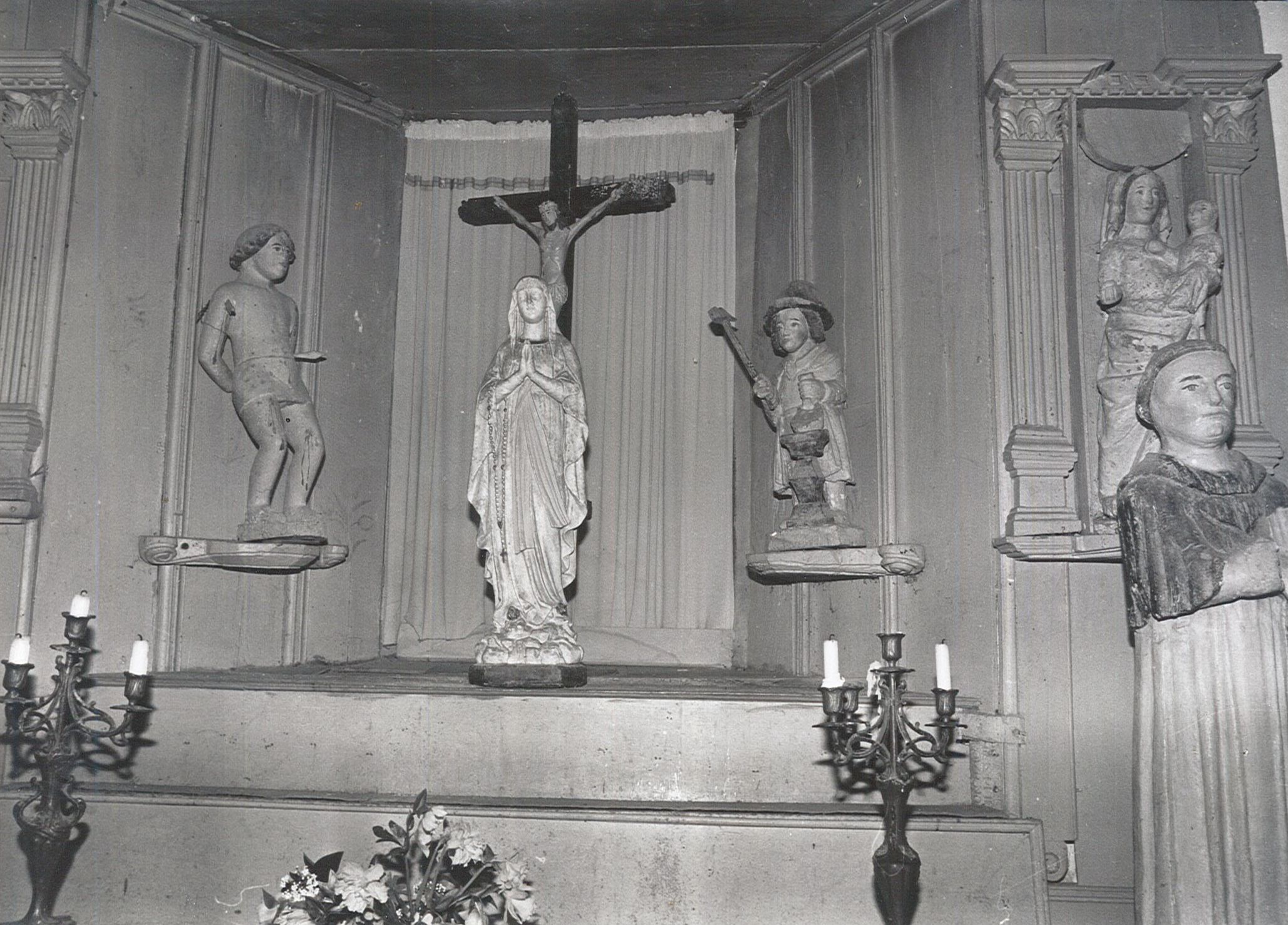 statues : Saint Eloi, saint Sébastien, Christ en croix (crucifix), Vierge à l’enfant, vue générale - © Ministère de la Culture (France), Médiathèque du patrimoine et de la photographie, diffusion RMN-GP