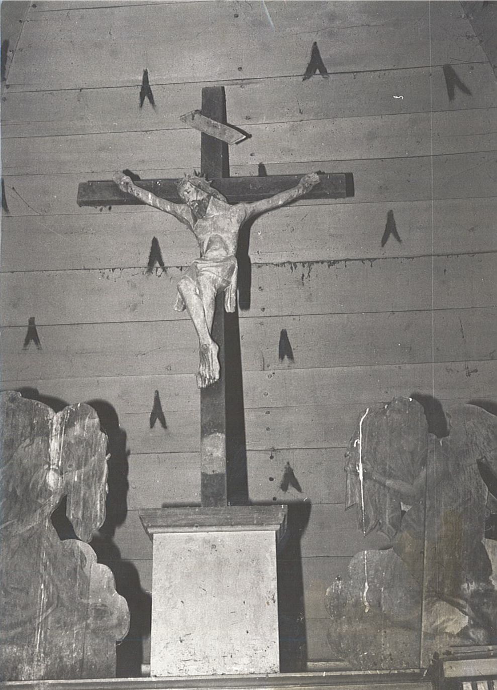 statue : Christ en croix, et deux panneaux peints : Anges, vue générale - © Ministère de la Culture (France), Médiathèque du patrimoine et de la photographie, diffusion RMN-GP