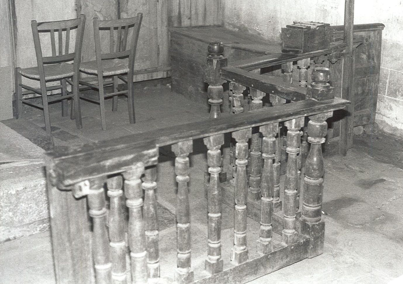 clôture de choeur (balustrade) et clôture des autels latéraux (balustrade) avec tronc, vue partielle - © Ministère de la Culture (France), Médiathèque du patrimoine et de la photographie, diffusion RMN-GP